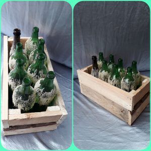 Brocante houten krat met fles