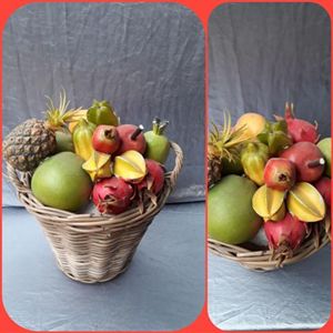 Mand met Exotisch Fruit Decoratie