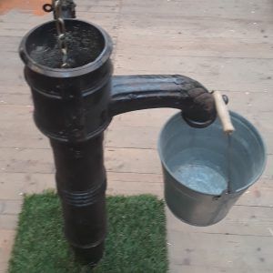 Waterpomp op sokkel