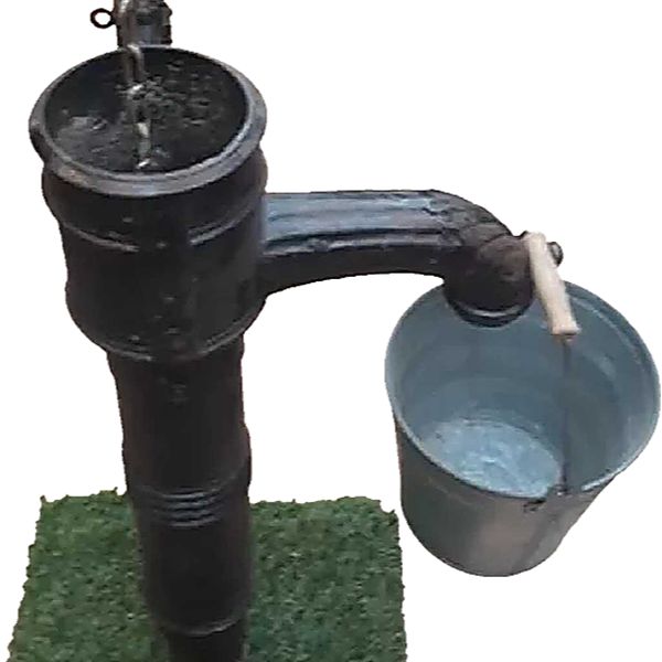 Waterpomp op sokkel Waterpomp op sokkel