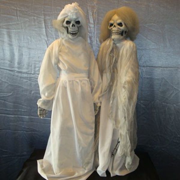 Spook bruidspaar staand